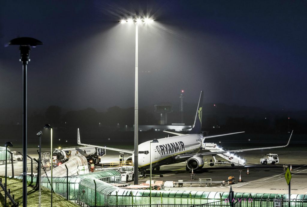 Ryanair Boeing 737 being refueled at Cork Airport