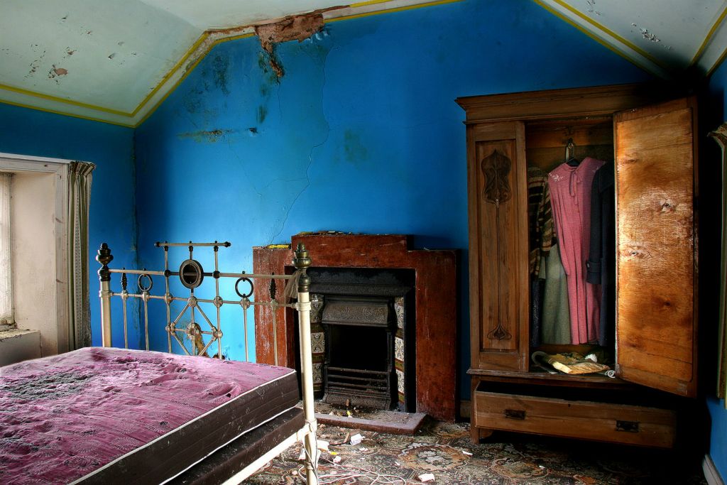 The greatest resource that any country can have is its people, and yet the biggest export Ireland ever produced were its sons and daughters.It has been estimated that between 1949 and 1989 over 800,000 people were forced to leave Ireland. Something in the order of half of this outflow occurred during the 1950’s. The peak was reached in 1955 when 55,000 young people left Irish shores. In a census taken in 1956 the population of the country fell to 2.8 million the lowest ever recorded and led one author to question “Are we becoming the Vanishing Irish and would we survive as a race if something wasn’t done to stem the outflow”?